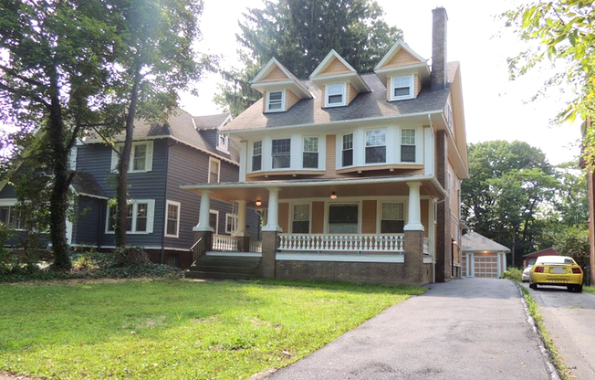 4 Bedroom, 2.5 Bathroom Colonial for rent!