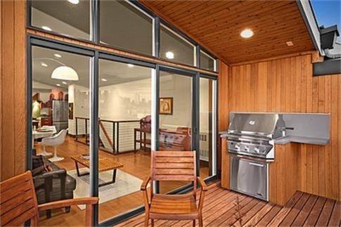 Stunning 2 Bed, 2 Bath Townhouse with Breathtaking Views! Steps away vibrant shops, restaurants, and the Seattle Center!