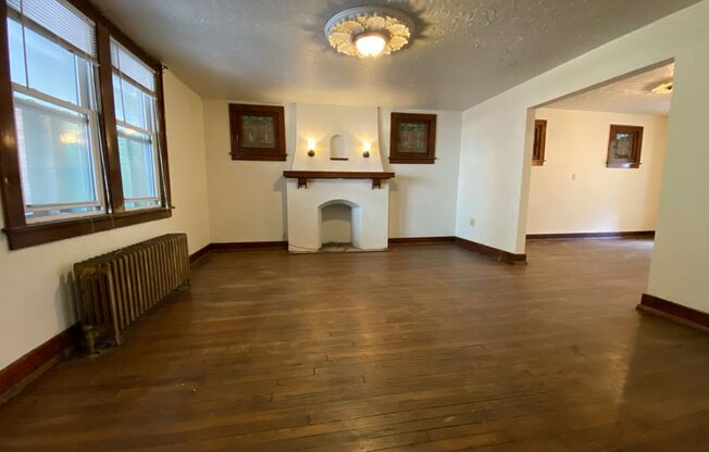 3 beds, 1 bath, $1,975, Unit 3135