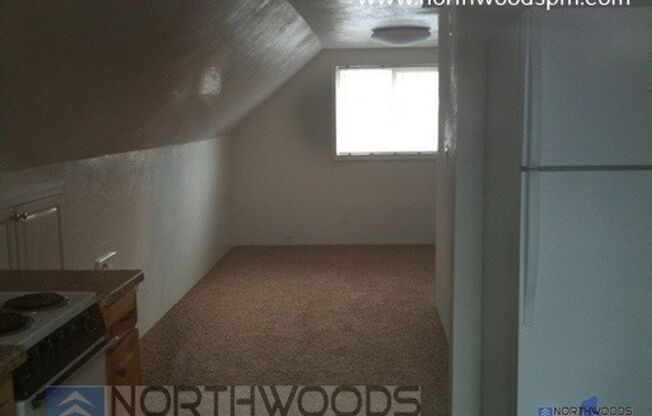 Charming upstairs studio. Close to shopping