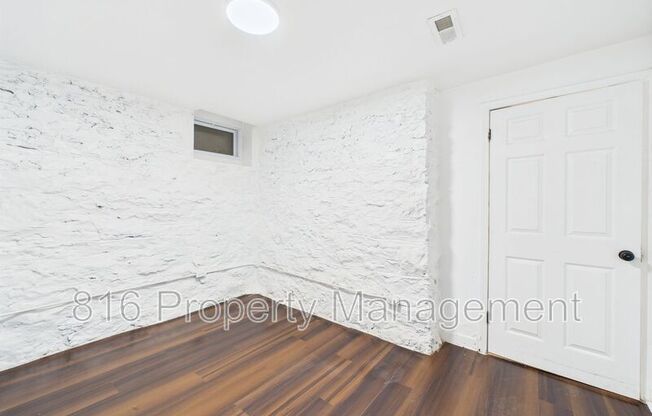1110 E 40 ST