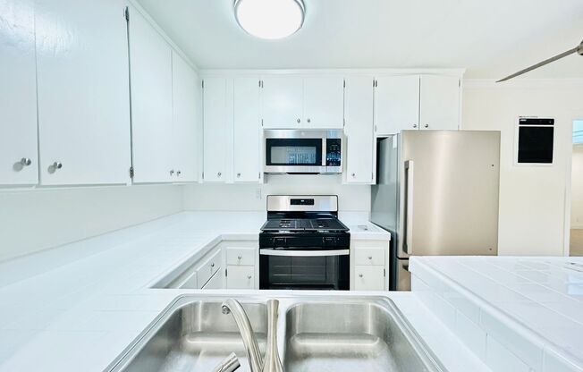 1 bed, 1 bath, $2,395, Unit 38-6