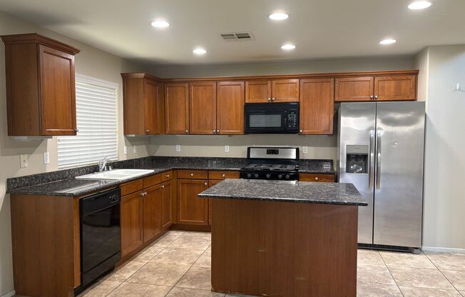 Beautiful 4 Bedroom Home in Mountains Edge!