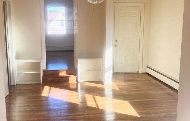 3 beds, 1 bath, $1,925, Unit 2nd Floor