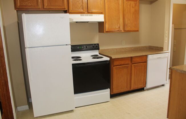 4 beds, 2 baths, $1,600, Unit Bluemont 923 A