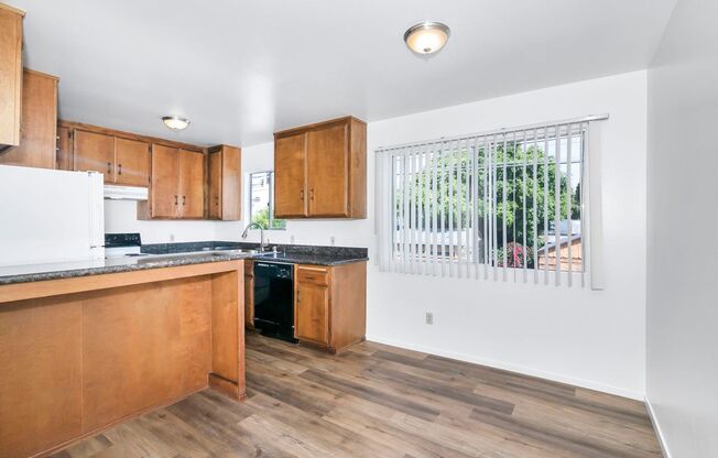 SPACIOUS 2BD/1.5BA TOP FLOOR UNIT IN THE HEART OF PACIFIC BEACH! BLOCKS TO THE BEACH! ONLY $3,395/mo