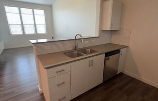 Charming 1-Bedroom Condo in Desirable NW Portland – In-Unit Laundry & Extra Storage!