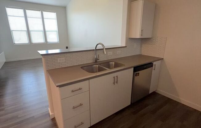 Charming 1-Bedroom Condo in Desirable NW Portland – In-Unit Laundry & Extra Storage!