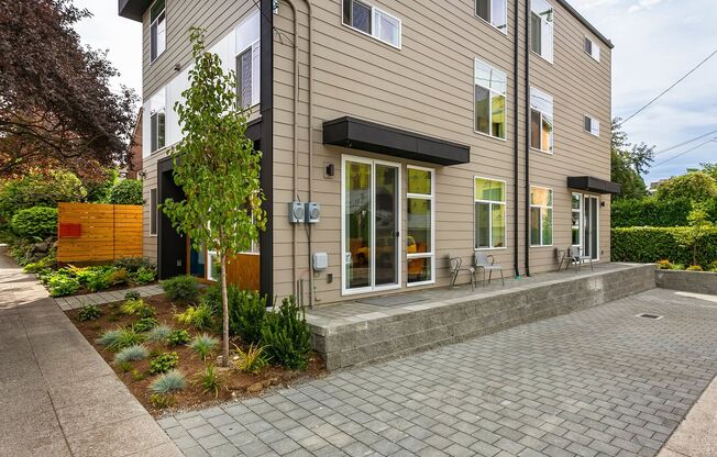 Newer Construction Student Housing Close to UW Campus -FURNISHED