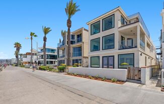 Ocean Front 3 Bed/3 Ba in the Heart of Mission Beach with Parking!