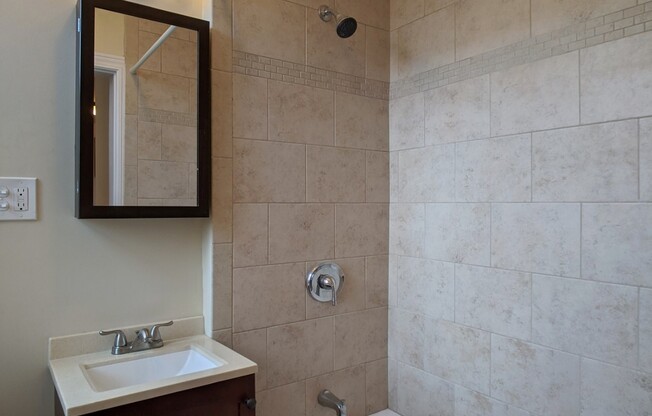 818 W Diversey Ave