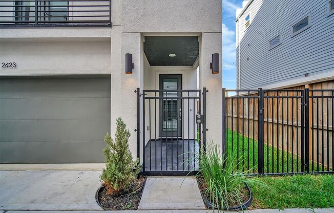 Stunning Like New Townhome Close to Med Center!