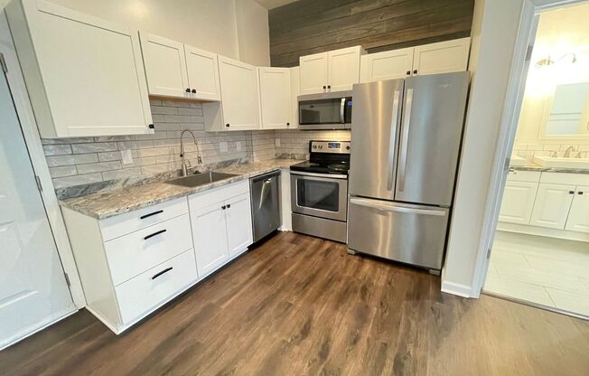 Beautifully Updated 2 bedroom 1 bathroom Unit in Kansas City!