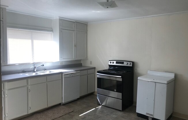 2 beds, 1 bath, $1,295