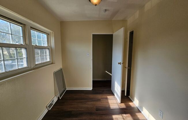 Spacious 3 bedroom 1 bathroom Apartment for rent!