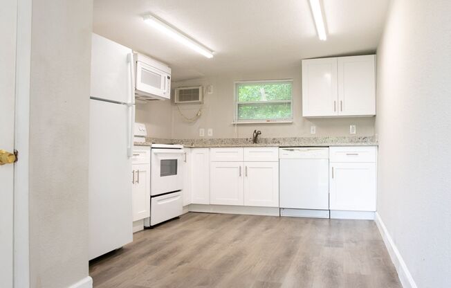 Charming 1 Bed 1 Bath Triplex Cottage for Rent in Lake Mary, FL!