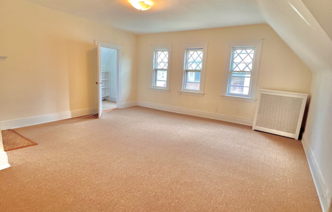 2 beds, 1 bath, $3,400, Unit 2