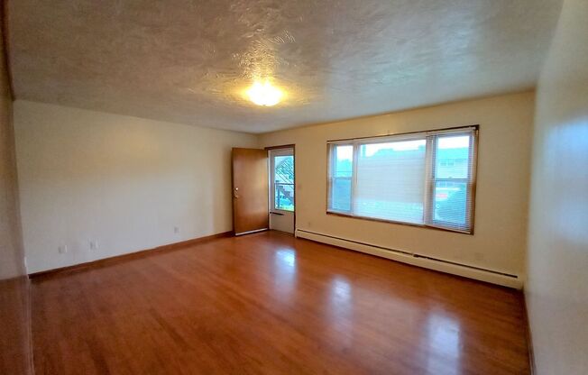 2 beds, 1 bath, 903 sqft, $1,190, Unit E-7
