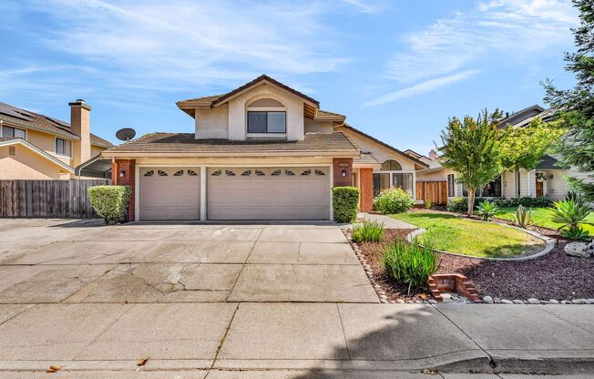 WONDERFUL NEIGHBORHOOD...WELL MAINTAINED 3 BED/2.5BATH FAMILY HOME!!