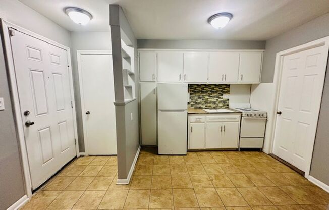 1 bed, 1 bath, 600 sqft, $800, Unit 4