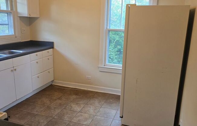 2 beds, 1 bath, $1,000, Unit B