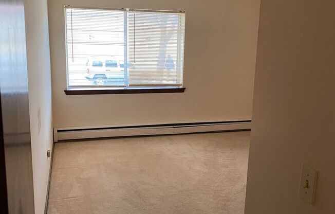 1 bed, 1 bath, 700 sqft, $899, Unit Custer-106