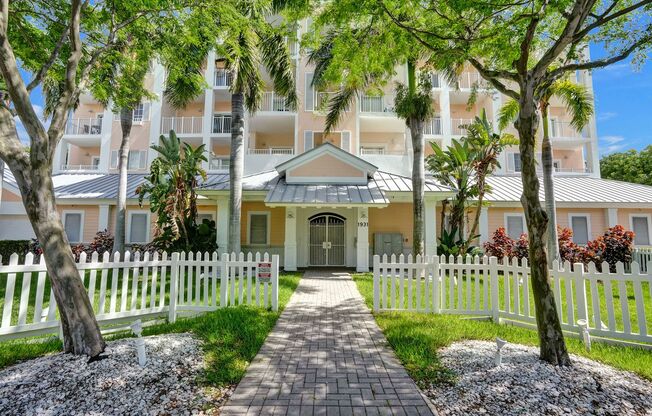 Gorgeous Penthouse Unit One Block from the Ocean