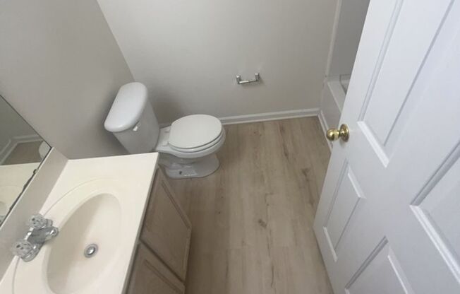 University Woods- Room available for rent! Application fee credited back to first full month's rent!!