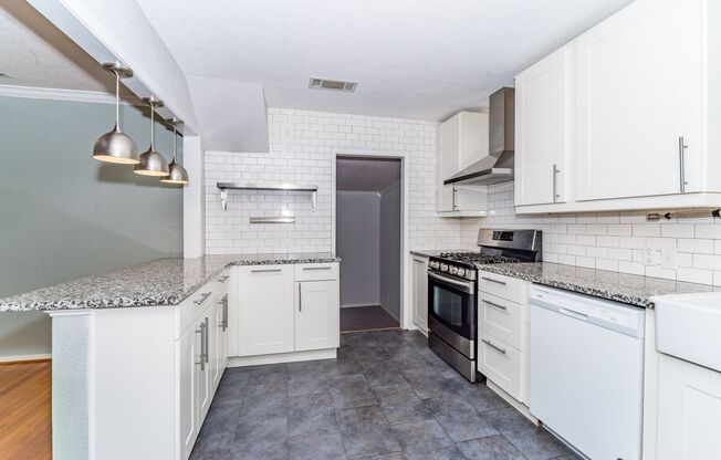 2 beds, 1 bath, $1,595