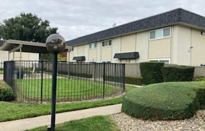 2 beds, 1.5 baths, 1,040 sqft, $1,650, Unit Apt 25