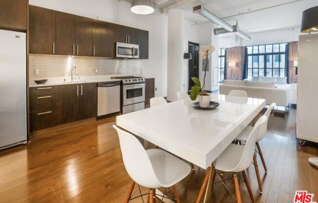1 bed, 1 bath, 1,000 sqft, $5,000, Unit 905