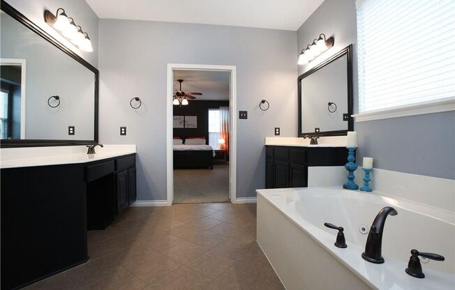 Beautiful home with soaring ceilings that feeds into Frisco ISD! 4 Bedroom and 2.1 Baths