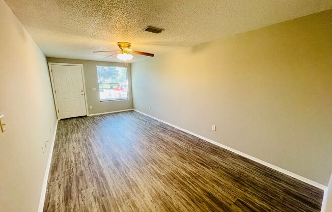 Cozy 2/1 Townhome in Orange Park!