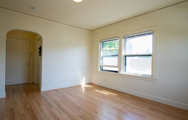 Just Renovated: Top Floor Corner Studio in Hollywood!