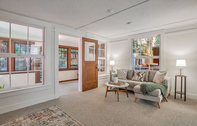 CHARMING 2-BEDROOM COTTAGE IN THE HEART OF MADRONE CANYON