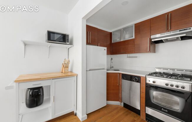 Studio, 1 bath, $3,995, Unit 4L
