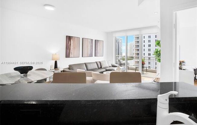 1 bed, 2 baths, 878 sqft, $3,500, Unit 801 Brickell Key Blvd # 907