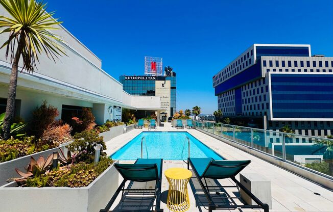 STUDIO ON SUNSET BLVD! ROOFTOP POOL & JACUZZI! SECURED PARKING!