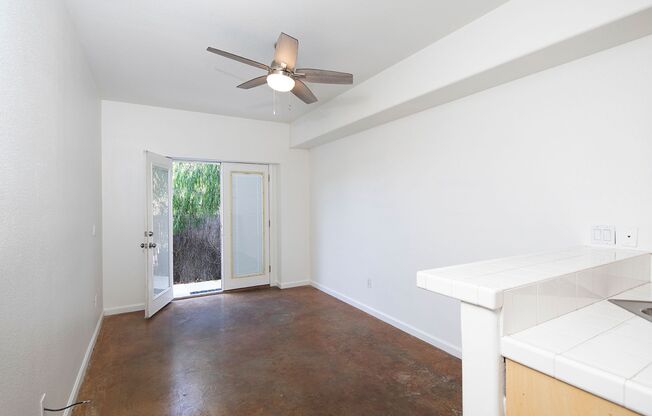 OPEN HOUSE: 3/8 3-4PM ~ 1BR in Pacific Beach with Unique Concrete Floors ~ Great Location!