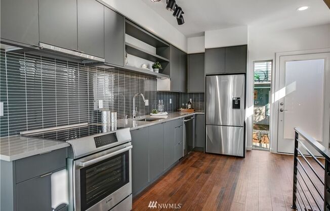 First Hill Modern 2-Bedroom Condo with Rooftop Views – Seattle, WA
