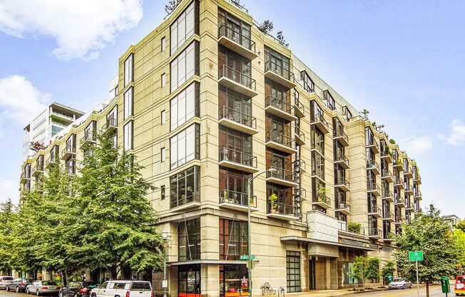 Industrial Highrise Available in the Streetcar Lofts Located in the Pearl!! Gym Facility Available & Washer/Dryer in Unit!