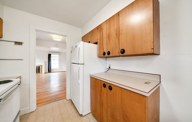 2 beds, 1 bath, $2,350