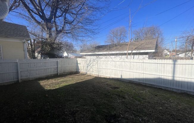 Adorable 2 bedroom/ 1 bathroom house in Joplin with Fenced in back yard!!