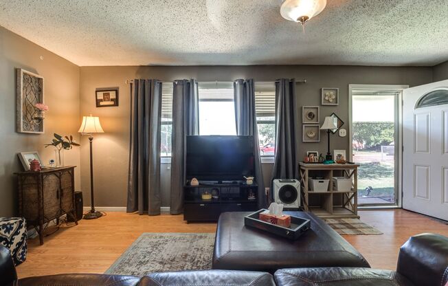 3 beds, 1 bath, $1,100