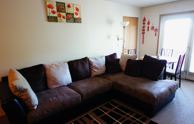 2 beds, 1 bath, 1,050 sqft, $1,375, Unit 3720309R