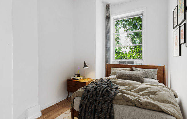 205 W 20 ST