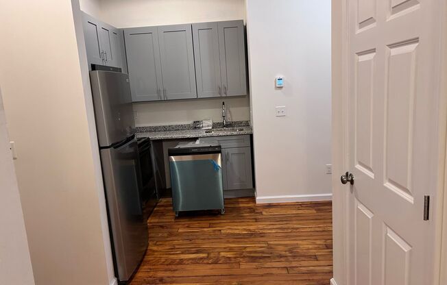 Studio, 1 bath, 450 sqft, $1,450, Unit 305