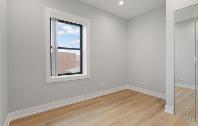 3 beds, 1 bath, 670 sqft, $2,250, Unit 1556-2O