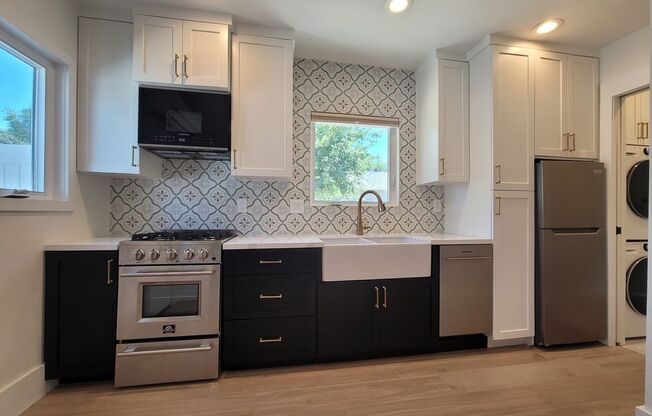 Newly Constructed 1-Bedroom Back House w/ith Private Parking in Riverside!