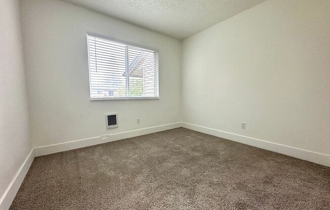 3 beds, 1 bath, 800 sqft, $1,595, Unit 21